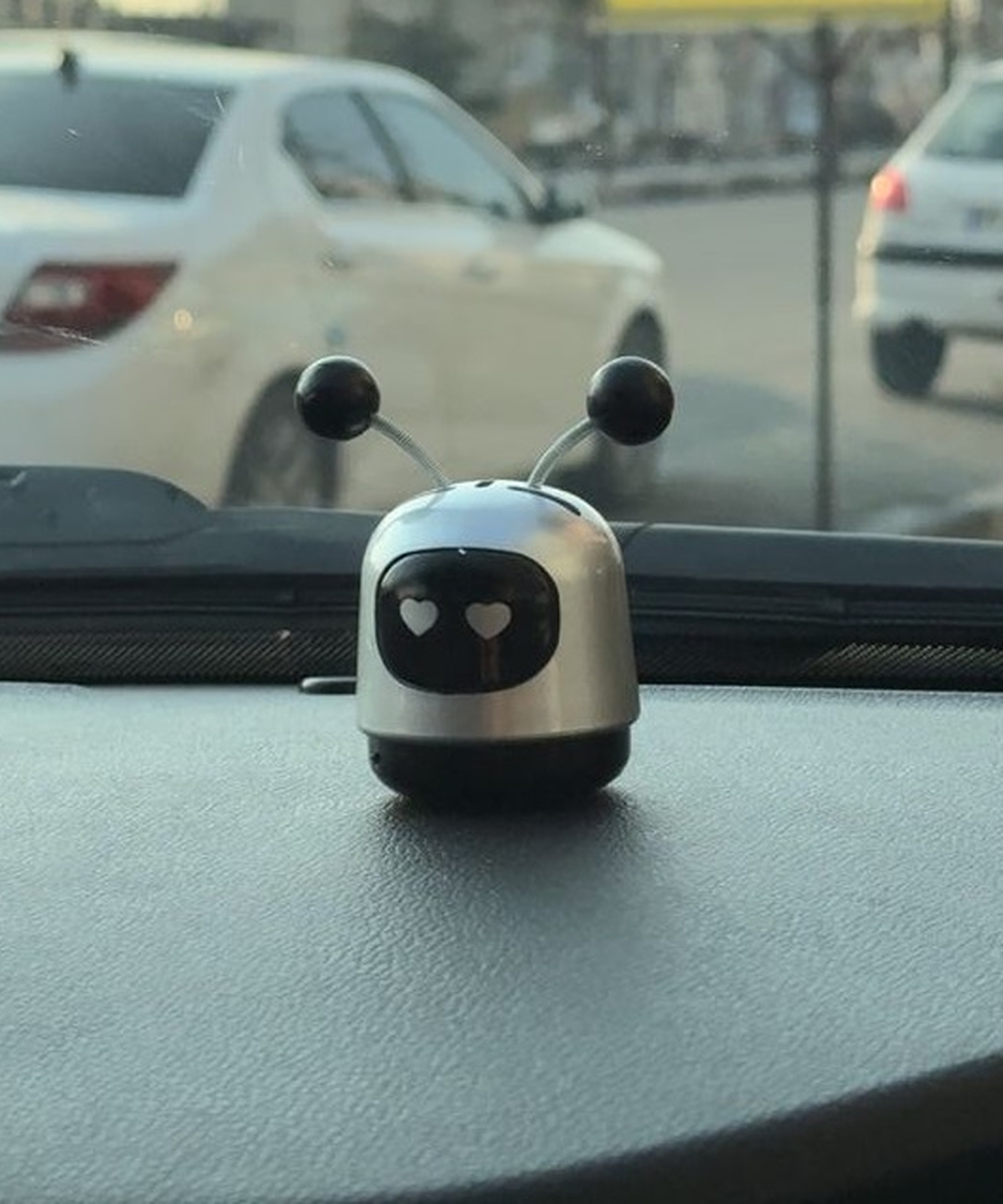 خوشبو کننده طرح ربات روی داشبورد-the-freshener-of-the-robot-design-on-the-dashboard